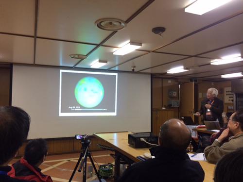 写真 3. 話をする松原廣司氏。第21、29、46次隊として南極で大気観測を行った。