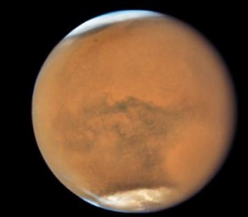 NASAのハッブル宇宙望遠鏡が昨年7月18日に撮影した地球に大接近する火星の南半球(Credits: NASA, ESA, and STScI)