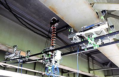 写真 実証実験中の橋梁近接目視代替ロボット(提供 NEDO、イクシスリサーチ社)