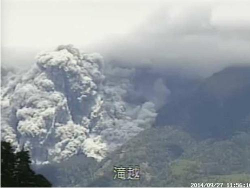 御嶽山噴火で噴火開始直後に南側斜面を3km以上流下した火砕流=9月27日(提供：国土交通省中部地方整備局)