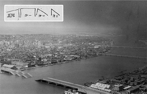 昭和大橋の落橋と撮影者によるスケッチ(左上) 右手の黒い煙は新潟精油所の火災
