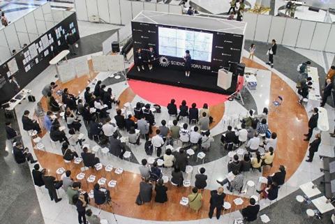 写真3　テレコムセンタービル1階のアゴラステージでは、「“未来総理”になって考える日本の未来」などさまざまな催しが行われた。
