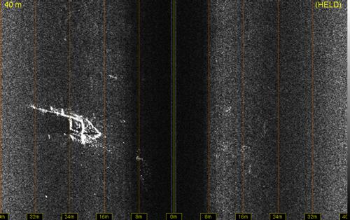 図3．サイドスキャンソーナーで東京湾のディズニーランド沖に沈む沈没船を観測して得られた音響画像。横軸の1メモリは16メートル。沈没船の形状が白く描かれている 画像提供:岩淵教授
