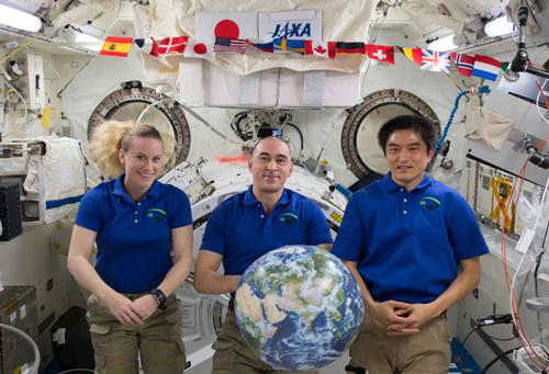 写真3 地球への帰還を前にカメラの前に並ぶ大西さん(右)ら3人の宇宙飛行士 (提供・NASA)