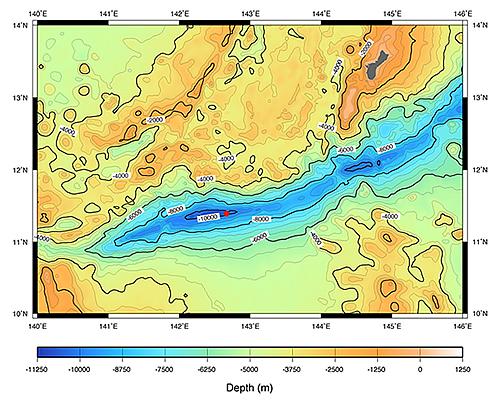 マリアナ海溝チャレンジャー海淵の海底地形、赤丸が調査地点