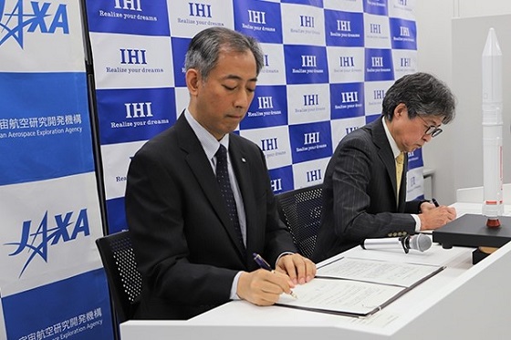 基本協定に署名する山川宏JAXA理事長（左）と牧野隆IHIエアロスペース社長（JAXA提供）