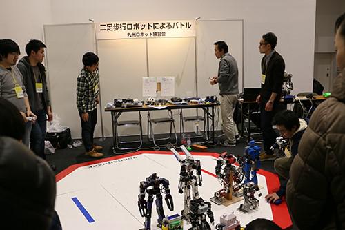 写真12 九州ロボット練習会による2足歩行ロボットバトル