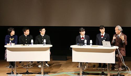 写真4 福岡県立城南高等学校の4人の男女生徒(中央の4人)