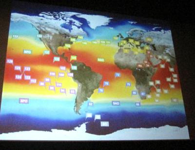 写真1．TARA海洋プロジェクトのサンプル採取地(四角の吹き出し)海洋微生物コミュニティの素性は、同じ海水温域で似通っているという(当日演者スライド写真より)