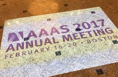 写真1 AAAS年次総会のロゴを床に投影して参加者を出迎え