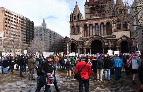 写真4 ボストン市街で行われたデモに集まった人たち