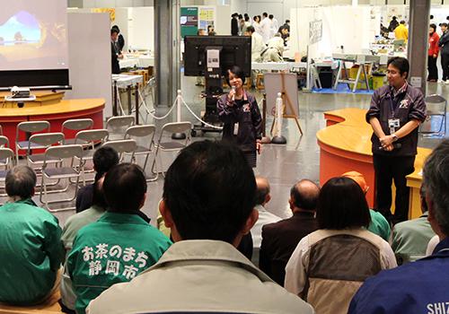 写真6 出展者に語る「静岡科学館る・く・る」の長澤館長