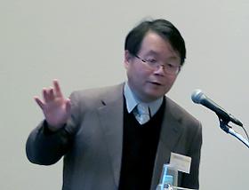 写真2 講演した東京工業大学科学技術創成研究院フロンティア材料研究所の細野秀雄教授