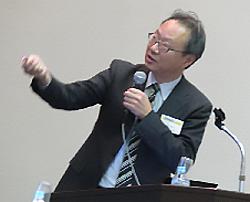 写真3 パネル討論のモデレーターを務めた大阪大学の小林傳司理事・副学長