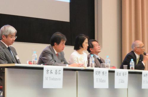 写真5 パネル討論に参加した左から吉本昌弘氏、間野博行氏、飯田順子氏、細野秀雄氏、松田譲氏