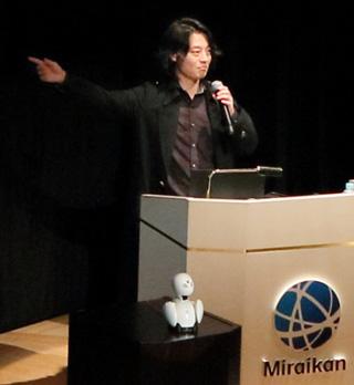 オリィ研究所代表取締役所長／ロボットコミュニケーターの吉藤健太朗さん。「サイボーグ時代の人生設計」と題した講演会で、科学技術の可能性を高校生へ伝えた