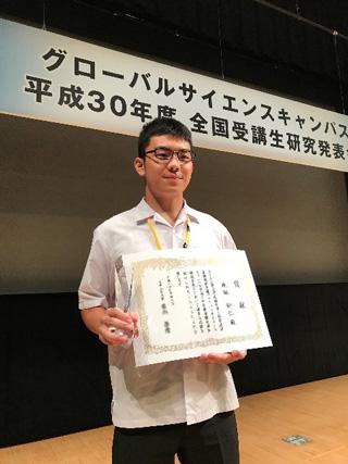 文部科学大臣賞を受賞した袴田彩仁さん。「先生に質問した場合も、自分が納得できること、理解できることが大切。自分がその研究を一番わかっている人でなくてはならないと思う」