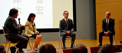 パネルディスカッションをする(左から)澤芳樹教授、髙橋政代プロジェクトリーダー、山中伸弥教授、赤澤智宏教授