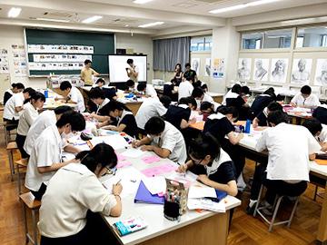 2018年に実施した奈良県の高等学校での出張授業の様子（河合塾提供）