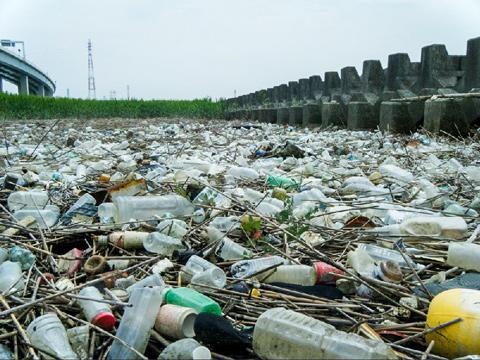 東京都、荒川にて。ペットボトルの生産量227億本から、回収分（回収率88.8％）を引くと、年間で約25億本がゴミとなっている計算（2015年）になる（高田秀重さん提供）