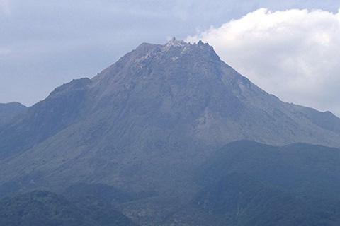 1990年から1995年までの火山活動によってできた平成新山。