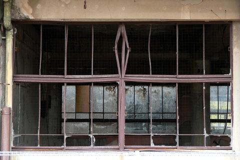 火砕流の熱風を受けてガラスが抜け落ちた窓枠もそのままの姿で残っている