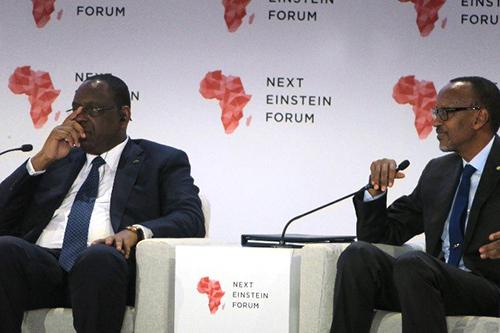 写真2 セッションに登壇したサル・セネガル大統領(左)とカガメ・ルワンダ大統領(右)(撮影・国際部 柴田敬子)