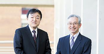 写真10 野田進教授(左)と八木重典さん(右)(同)
