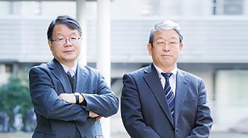 写真8 細野秀雄教授(左)と横山壽治さん(右)(同)