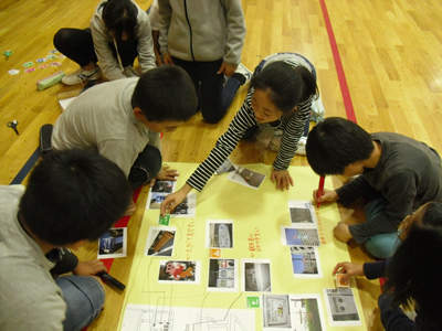 京都市立安朱小学校でのSDGｓ教育。生徒たちは新たなSDGｓの視点を持って自分たちの街を見つめ直した。 ※画像提供：浅利美鈴