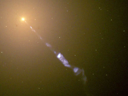 ブラックホールが銀河の外に飛び出した NASAが観測