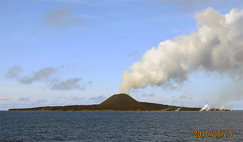 海洋調査船「なつしま」から撮影した西之島　(画像提供：JAMSTEC)
