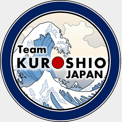 KUROSHIOのロゴマーク。チーム名は世界でも知られている暖流の黒潮にちなんでいる。熱く、そして力強いトレンドを日本から起こして行きたいという思いが込められている。
※画像提供：Team KUROSHIO