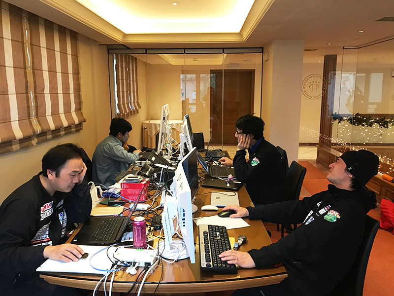 データ解析作業に取り組むKUROSHIOメンバー。解析班は帰港後が本番だ。
※画像提供：Team KUROSHIO