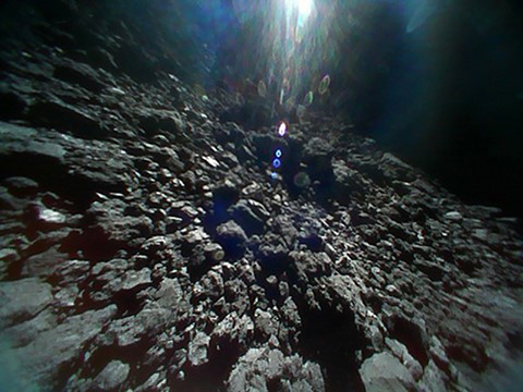 ミネルバ2-1が撮影したリュウグウの地表。岩だらけだ（JAXA提供）
