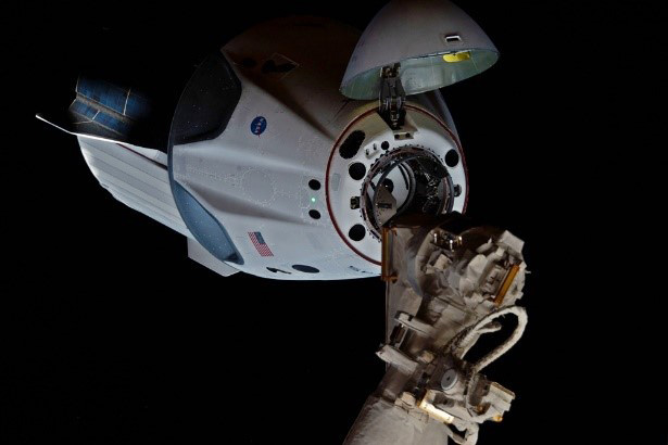 ISSに到着するクルードラゴン有人試験機。星出彰彦さんも同じ機体に搭乗する＝昨年5月31日（NASA提供）