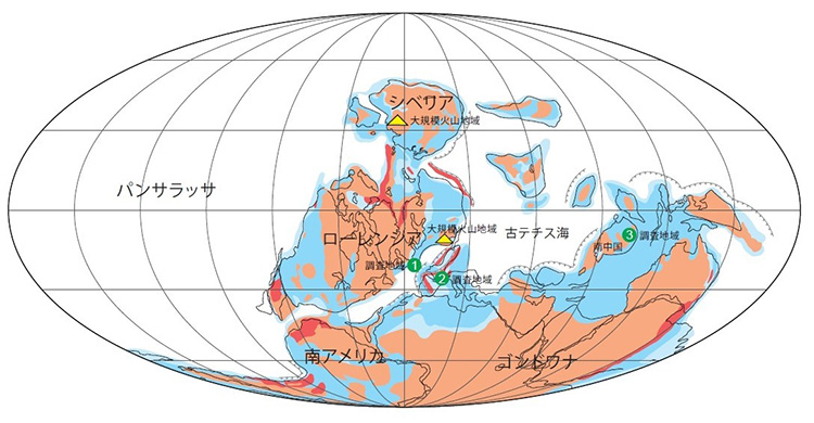 後期デボン紀の地球の姿。オレンジ色が大陸、水色が大陸棚、白が深海、赤はプレート同士の衝突帯、黄色い三角が大規模火山（海保名誉教授提供。古地理図はヨアヒムスキ氏ほか＝2009年、アース・アンド・プラネタリー・サイエンス・レターズ誌＝による）