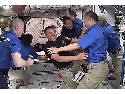日本人2代目、ISS船長の任務完遂 星出さん帰還