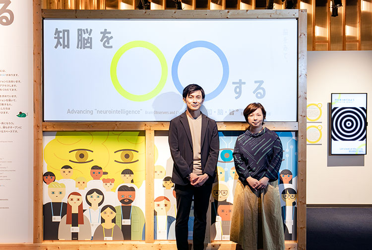 ビジョナリーラボ「知脳を○○する」のディレクター兼リサーチャーで科学コミュニケーターの松谷良佑さん（左）と、プロジェクトマネージャーの宮原裕美さん（右）