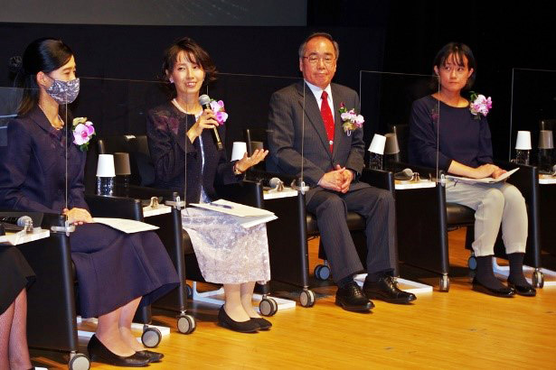 表彰式後のトークセッションで語る佐々田准教授（左から2人目）＝3日、東京都江東区