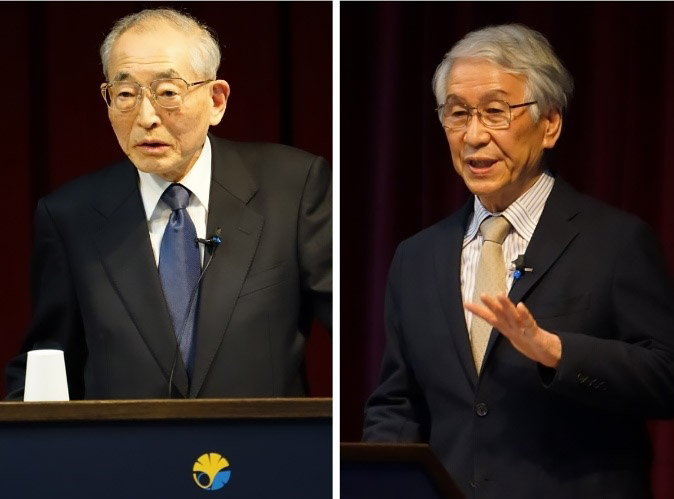 追悼講演に立つ山田作衛さん（左）と鈴木厚人さん（東京大学提供、演者は撮影時のみマスクを外した）