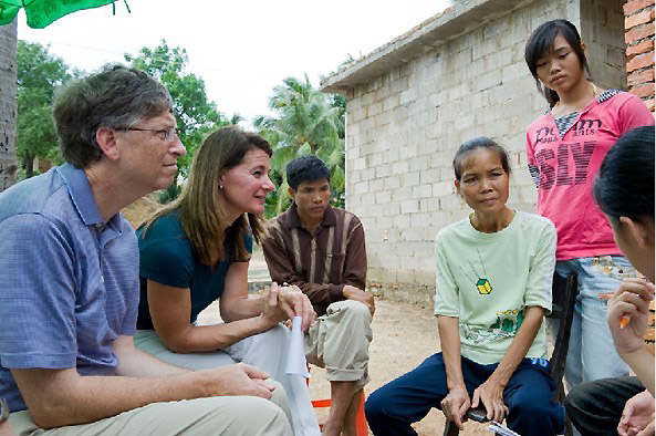 中国の海南島にある三亜市を訪問した時のビル・ゲイツ（最左）とメリンダ・フレンチ・ゲイツ（左から2人目）（©ビル＆メリンダ・ゲイツ財団/Lou Linwei）