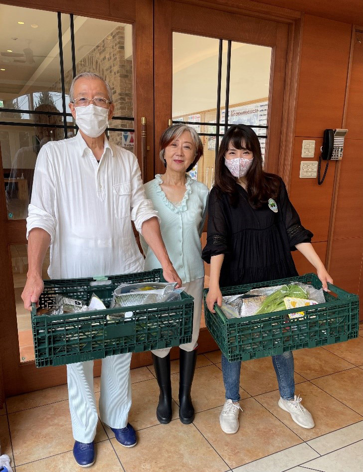 東京都足立区で宅食事業のボランティア活動を行う柏倉さん（右）（2021年撮影、本人提供）