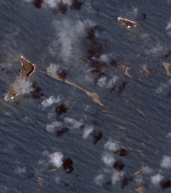 国連が公開した国連衛星センター（UNOSAT）撮影の噴火前（上・昨年12月）と噴火後（下・1月18日）の火山島の衛星写真。陸地が大部分消失していることが分かる。（国連訓練調査研究所〈UNITAR〉のサイトから/ UNITAR提供）