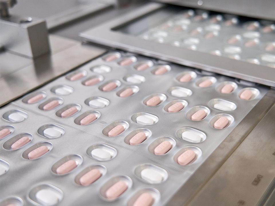 新型コロナ治療の飲み薬が増えて効果に期待 厚労省、2例目の米ファイザー製を特例承認