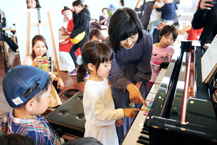 子どもたちに「だれでもピアノ」を教える新井鴎子さん。なお、「だれでもピアノ」は登録商標となっている　（C）平舘平