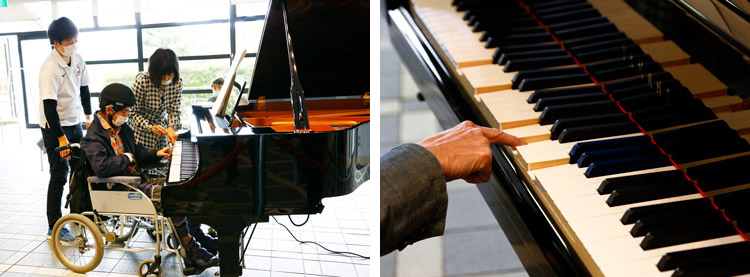 「紀の国わかやま文化祭2021」での「だれでもピアノ」の体験の様子（左）。メロディーを弾くと自動で伴奏がつく（右）