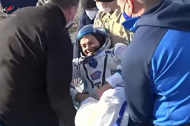 ソユーズ宇宙船から無事に運び出されたバンデハイ飛行士（NASAテレビから）