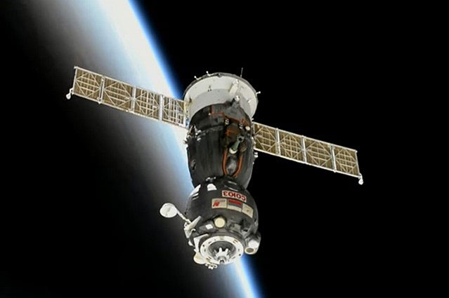 米露の飛行士を乗せISSを離れたソユーズ宇宙船（NASAテレビから）