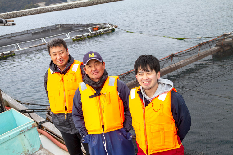 サクラマスの養殖に取り組むSmoltの上野賢さん（右）と内田勝久さん（左）中央は地元の漁師さん